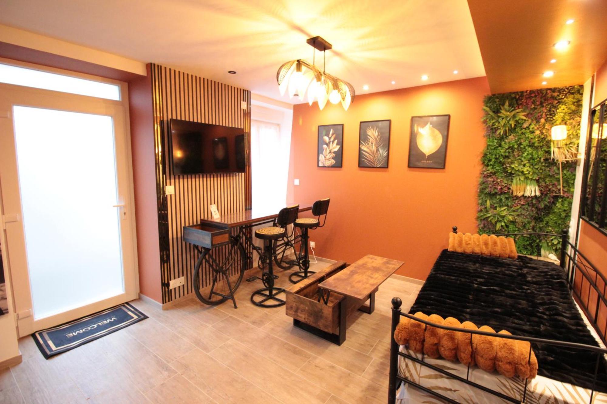Luxury Studio, Rez De Chaussee, Parking Prive Video Surveillance, Canape Haute Qualite Convertible Couchage 2 Personnes, Centre Ville Proche, Restaurant, Boulangerie 2 Minutes A Pied, Terrasse - 800Metre Carre De Terrain - Gere Par Presta-Zen'Service Verdun Exterior foto