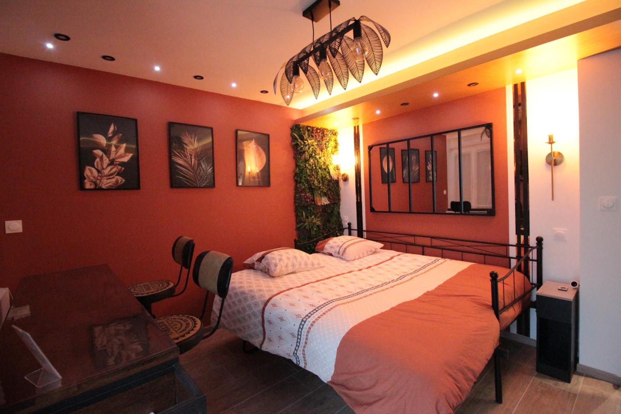 Luxury Studio, Rez De Chaussee, Parking Prive Video Surveillance, Canape Haute Qualite Convertible Couchage 2 Personnes, Centre Ville Proche, Restaurant, Boulangerie 2 Minutes A Pied, Terrasse - 800Metre Carre De Terrain - Gere Par Presta-Zen'Service Verdun Exterior foto